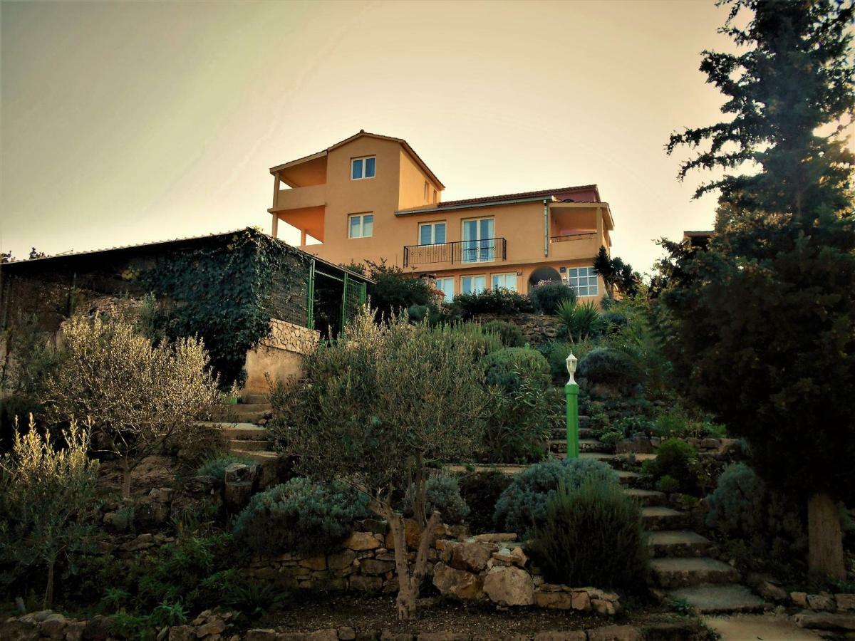Apartments-Estate Under The Paintbrush Vis Exterior photo