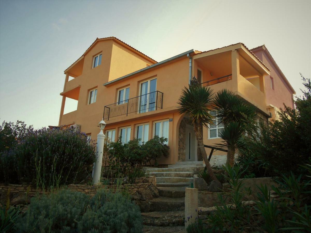 Apartments-Estate Under The Paintbrush Vis Exterior photo