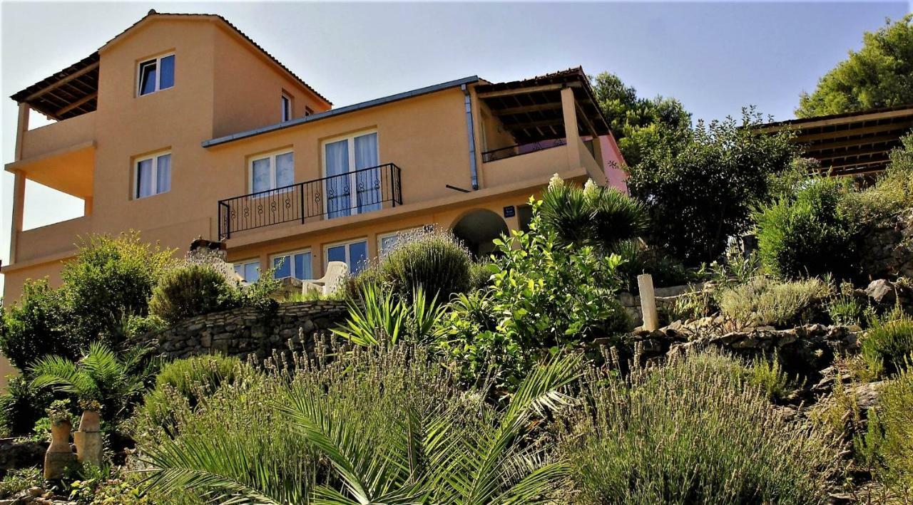 Apartments-Estate Under The Paintbrush Vis Exterior photo