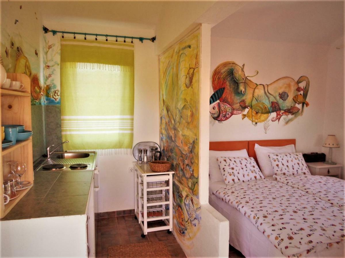 Apartments-Estate Under The Paintbrush Vis Room photo