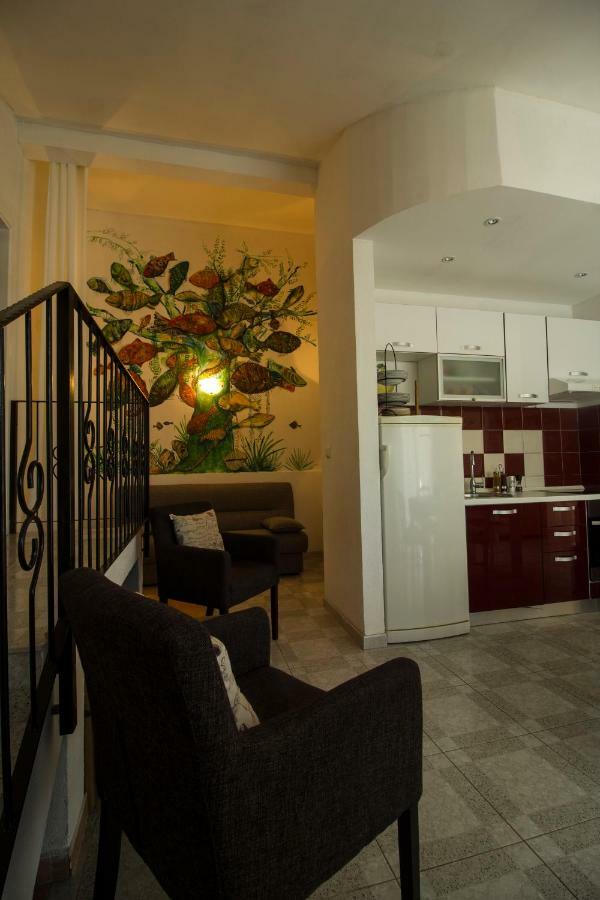 Apartments-Estate Under The Paintbrush Vis Exterior photo